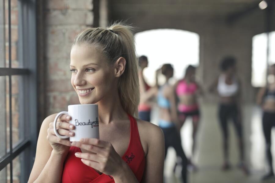 A kávézás és az edzés: Hogyan befolyásolja a kávé a sportteljesítményt?